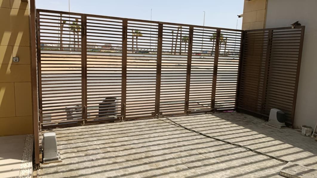 Metal gate and screens